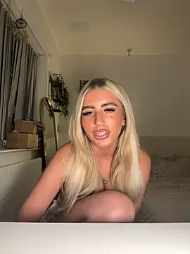 Snapshot of BlondeBetty chatting on October 2025 08:18:01 PM BlondeBetty online show from October 2025 08:18:01 PM