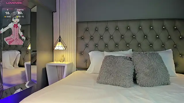 Snapshot of LunaBloomn chatting on October 2025 05:04:01 PM LunaBloomn online show from October 2025 05:04:01 PM