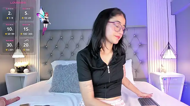 Snapshot of LunaBloomn chatting on November 2025 05:23:01 PM LunaBloomn online show from November 2025 05:23:01 PM