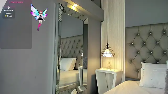 Snapshot of LunaBloomn chatting on November 2025 05:02:01 PM LunaBloomn online show from November 2025 05:02:01 PM