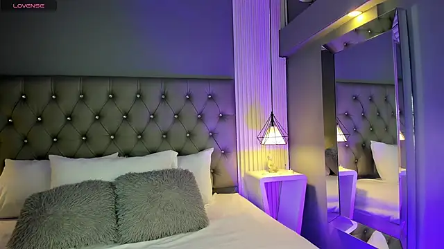 Snapshot of LunaBloomn chatting on November 2025 05:04:01 PM LunaBloomn online show from November 2025 05:04:01 PM