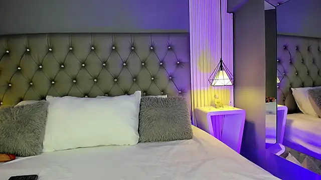 Snapshot of LunaBloomn chatting on December 2025 04:47:02 PM LunaBloomn online show from December 2025 04:47:02 PM