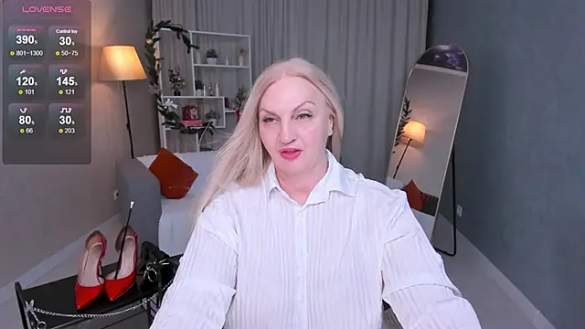 Snapshot of Nina_Devillle chatting on December 2025 02:43:02 PM Nina Devillle online show from December 2025 02:43:02 PM