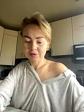 Snapshot of MartaLuna_ chatting on October 2025 08:31:02 AM MartaLuna online show from October 2025 08:31:02 AM