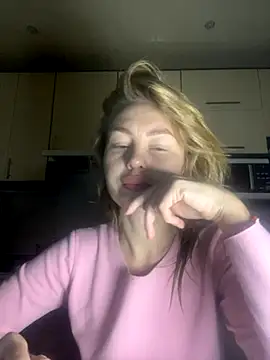 Snapshot of MartaLuna_ chatting on November 2025 07:03:03 PM MartaLuna online show from November 2025 07:03:03 PM