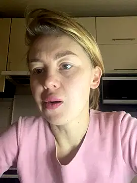 Snapshot of MartaLuna_ chatting on November 2025 08:39:02 AM MartaLuna online show from November 2025 08:39:02 AM