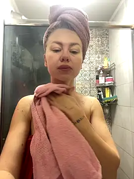 Snapshot of MartaLuna_ chatting on December 2025 07:03:02 AM MartaLuna online show from December 2025 07:03:02 AM