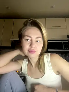 Snapshot of MartaLuna_ chatting on December 2025 07:27:02 AM MartaLuna online show from December 2025 07:27:02 AM