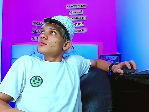 Snapshot of EL_VENEZOLANO_22CM chatting on October 2025 04:59:01 AM EL VENEZOLANO 22CM online show from October 2025 04:59:01 AM