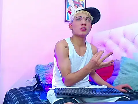 Snapshot of EL_VENEZOLANO_22CM chatting on November 2025 04:55:01 AM EL VENEZOLANO 22CM online show from November 2025 04:55:01 AM