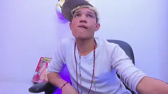 Snapshot of EL_VENEZOLANO_22CM chatting on December 2025 04:32:01 AM EL VENEZOLANO 22CM online show from December 2025 04:32:01 AM