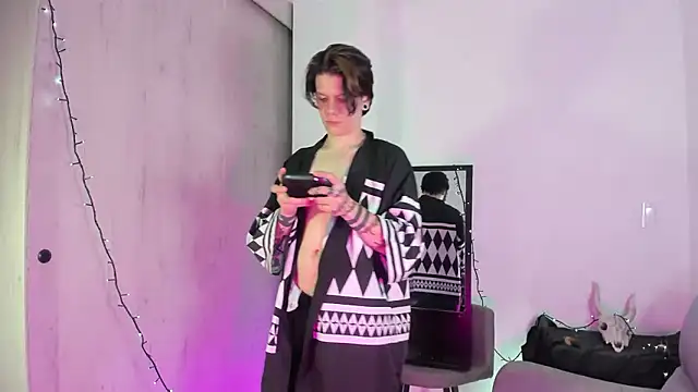 Snapshot of Jerry_Cole chatting on December 2025 10:48:02 PM Jerry Cole online show from December 2025 10:48:02 PM