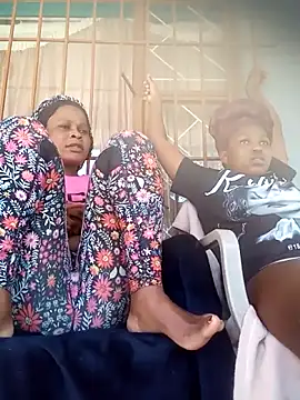 Snapshot of BlondieBitch chatting on October 2025 01:47:02 PM BlondieBitch online show from October 2025 01:47:02 PM