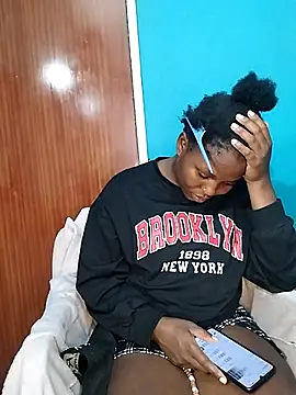 Snapshot of BlondieBitch chatting on November 2025 09:28:01 PM BlondieBitch online show from November 2025 09:28:01 PM