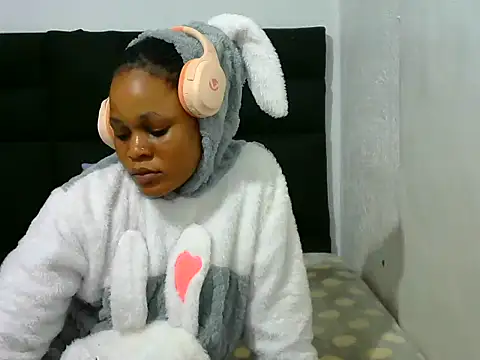 Snapshot of BlondieBitch chatting on May 2026 05:24:01 AM BlondieBitch online show from May 2026 05:24:01 AM