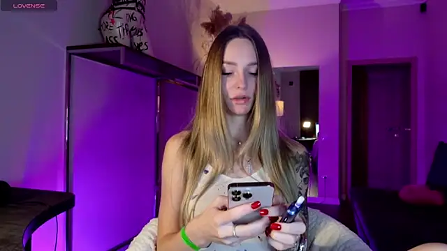 Melloudy online show from October 2025 05:41:02 AM