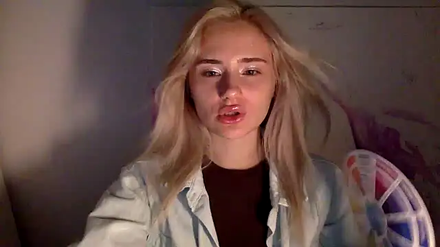 Snapshot of Rosvann chatting on October 2025 06:08:01 PM Rosvann online show from October 2025 06:08:01 PM