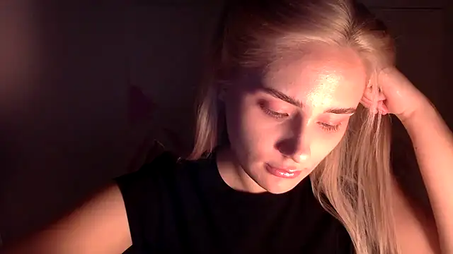 Snapshot of Rosvann chatting on October 2025 04:09:01 PM Rosvann online show from October 2025 04:09:01 PM