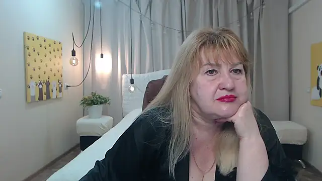 Snapshot of EmmaEllison chatting on May 2026 06:19:02 AM EmmaEllison online show from May 2026 06:19:02 AM