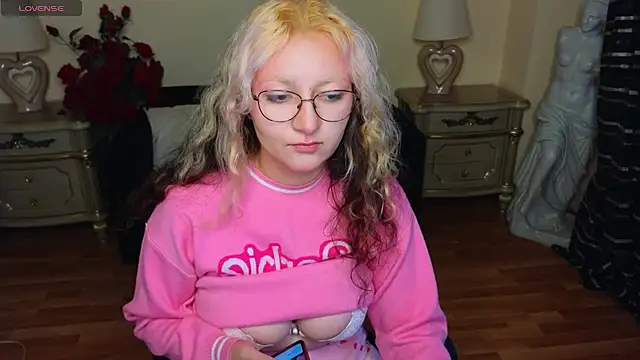 Snapshot of JuicyLullu chatting on September 2025 04:14:01 AM JuicyLullu online show from September 2025 04:14:01 AM