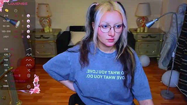 Snapshot of JuicyLullu chatting on November 2025 11:54:01 AM JuicyLullu online show from November 2025 11:54:01 AM