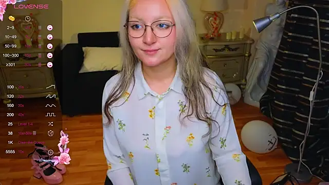 Snapshot of JuicyLullu chatting on November 2025 11:30:01 AM JuicyLullu online show from November 2025 11:30:01 AM