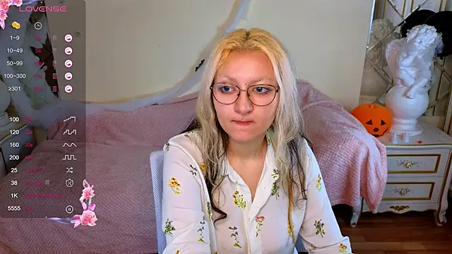 Snapshot of JuicyLullu chatting on November 2025 11:20:02 AM JuicyLullu online show from November 2025 11:20:02 AM