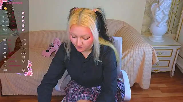 Snapshot of JuicyLullu chatting on November 2025 11:40:02 AM JuicyLullu online show from November 2025 11:40:02 AM