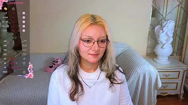 Snapshot of JuicyLullu chatting on November 2025 11:20:01 AM JuicyLullu online show from November 2025 11:20:01 AM