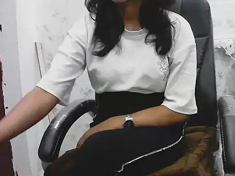 Snapshot of short_girl_ chatting on February 2026 05:55:02 PM short girl online show from February 2026 05:55:02 PM