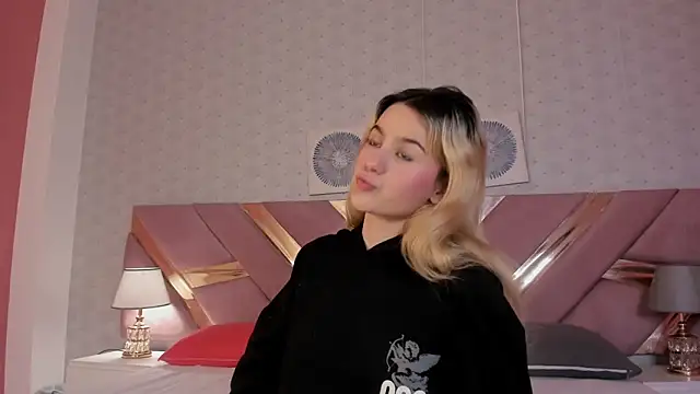 Snapshot of ChloeLaurentt chatting on December 2025 12:58:01 PM ChloeLaurentt online show from December 2025 12:58:01 PM