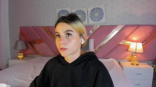 Snapshot of ChloeLaurentt chatting on December 2025 02:22:02 PM ChloeLaurentt online show from December 2025 02:22:02 PM