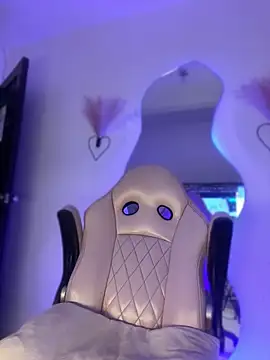 Mia royal online show from April 2026 06:56:02 PM