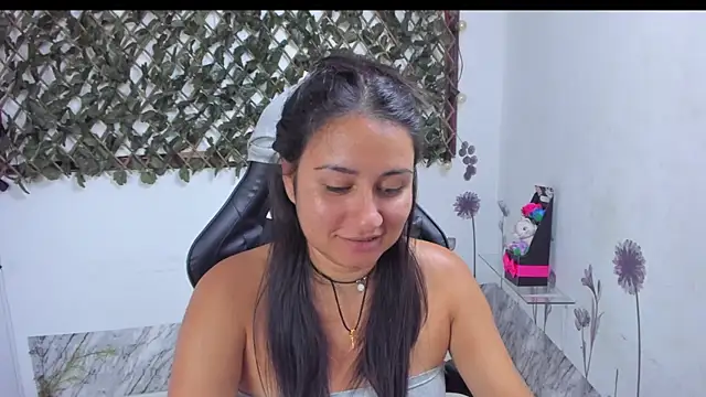 Luna021 1 online show from November 2025 07:49:02 PM