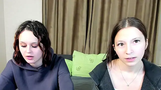 GabrielleLynchard online show from September 2025 07:05:01 PM