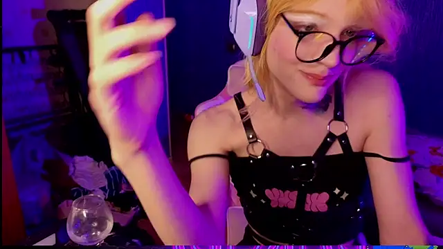 Snapshot of bekvafluttershy chatting on November 2025 01:04:02 AM bekvafluttershy online show from November 2025 01:04:02 AM