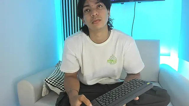 Snapshot of toji_luxxer chatting on September 2025 01:15:01 PM toji luxxer online show from September 2025 01:15:01 PM