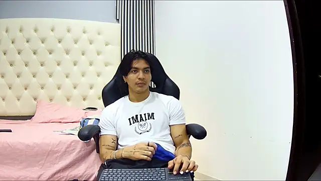 Snapshot of toji_luxxer chatting on October 2025 03:07:02 AM toji luxxer online show from October 2025 03:07:02 AM