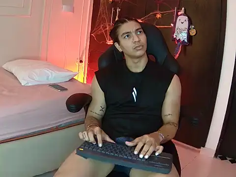 Snapshot of toji_luxxer chatting on October 2025 02:57:02 AM toji luxxer online show from October 2025 02:57:02 AM