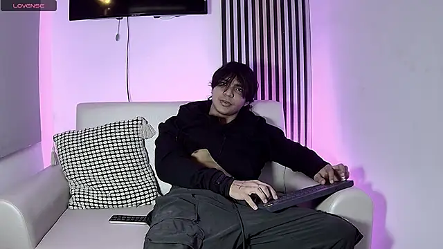 Snapshot of toji_luxxer chatting on November 2025 12:44:01 AM toji luxxer online show from November 2025 12:44:01 AM