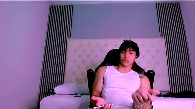 Snapshot of toji_luxxer chatting on November 2025 02:54:02 AM toji luxxer online show from November 2025 02:54:02 AM