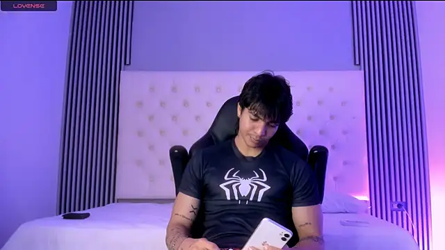 Snapshot of toji_luxxer chatting on December 2025 03:11:01 AM toji luxxer online show from December 2025 03:11:01 AM