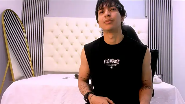 Snapshot of toji_luxxer chatting on December 2025 03:48:01 AM toji luxxer online show from December 2025 03:48:01 AM