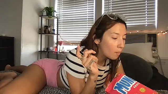 yoursweetestlilly online show from September 2025 11:39:02 PM