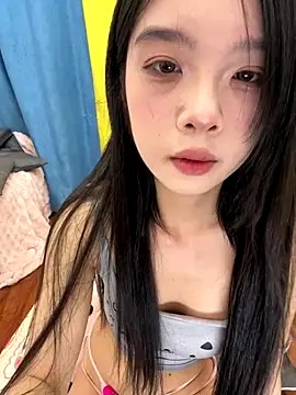 Snapshot of qiqi_x chatting on November 2025 12:49:01 PM qiqi x online show from November 2025 12:49:01 PM