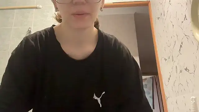Snapshot of MargarettNewbie chatting on September 2025 04:06:02 AM MargarettNewbie online show from September 2025 04:06:02 AM