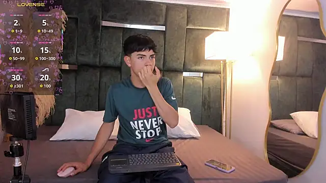 Snapshot of Peter_chase chatting on October 2025 11:57:02 PM Peter chase online show from October 2025 11:57:02 PM