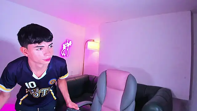 Snapshot of Peter_chase chatting on December 2025 06:17:01 PM Peter chase online show from December 2025 06:17:01 PM