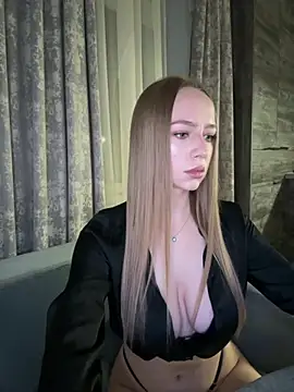 Snapshot of MissOyee chatting on November 2025 08:08:02 PM MissOyee online show from November 2025 08:08:02 PM