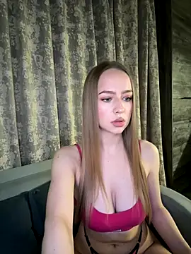 Snapshot of MissOyee chatting on November 2025 07:06:01 PM MissOyee online show from November 2025 07:06:01 PM